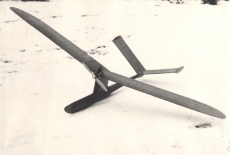 1944 - Větroň Zdeňka Husičky s pomocným motorkem. Rozpětí 2500 mm, motor Kratmo F-10-B