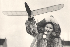 1946 - Ačko Zdeňka Husičky drží jeho dcera, Jitka