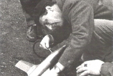 1954 - Zdeněk Husička přiïhlíží přípravě modelu J. Sladkého